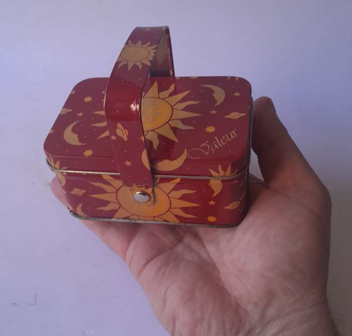 Vintage `Valeur` Metal Basket Tin. 10.5 x 7.5cm.