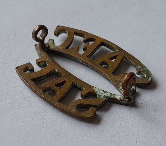WW2 SA Engineer Corps Shoulder Title.  Lugs Intact.