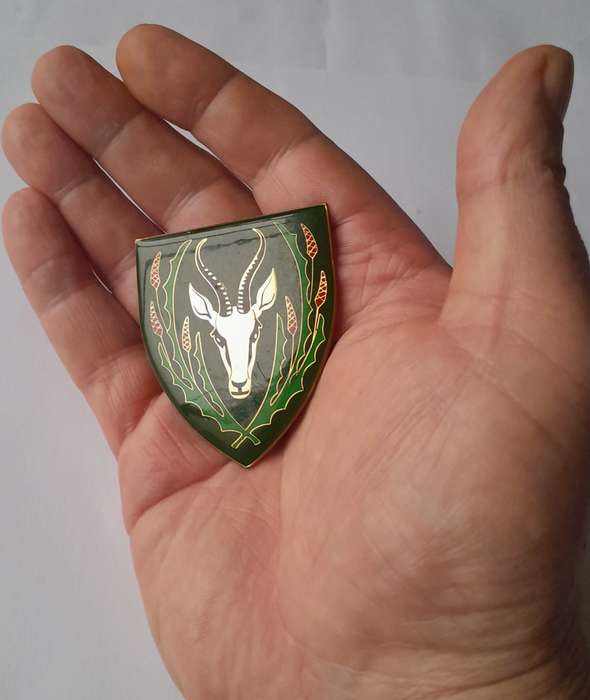 SADF 5 South African Infantry (5 SAI) Battalion Shoulder Flash.  2 Pins Intact.