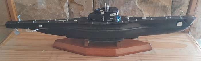 Early WW2 US Submarine Hand Crafted Wooden Model In Oak Display Case (64 x 27cm). Collection Only.