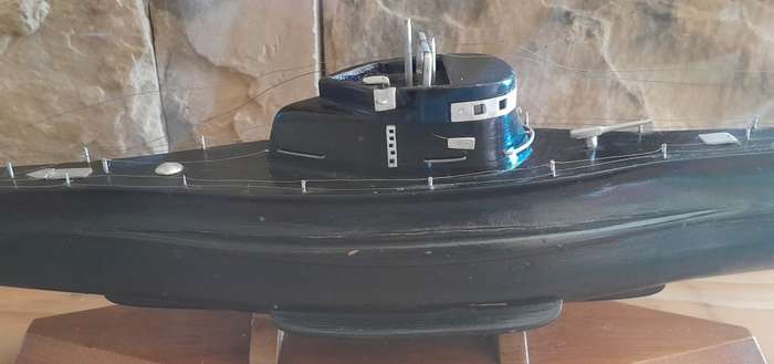 Early WW2 US Submarine Hand Crafted Wooden Model In Oak Display Case (64 x 27cm). Collection Only.