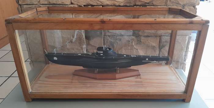 Early WW2 US Submarine Hand Crafted Wooden Model In Oak Display Case (64 x 27cm). Collection Only.