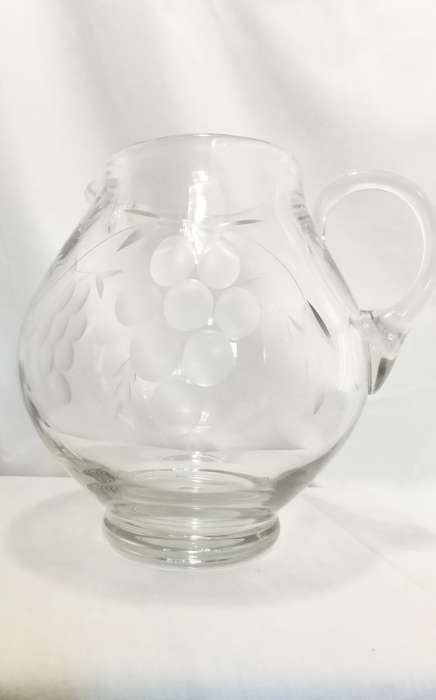 Delightful large vintage cut glass jug - stunning item!
