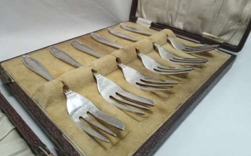 Stunning Vintage EPNS Cake forks in original box