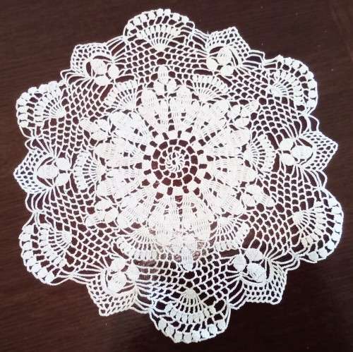 Lovely vintage crocheted doily - 28cm across