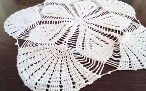 Beautiful unusual vintage crocheted doily  - 23cms across