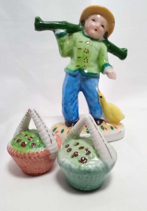 1940`s Occupied Japan Vintage Salt & Pepper Shakers - Asian Man w/Baskets