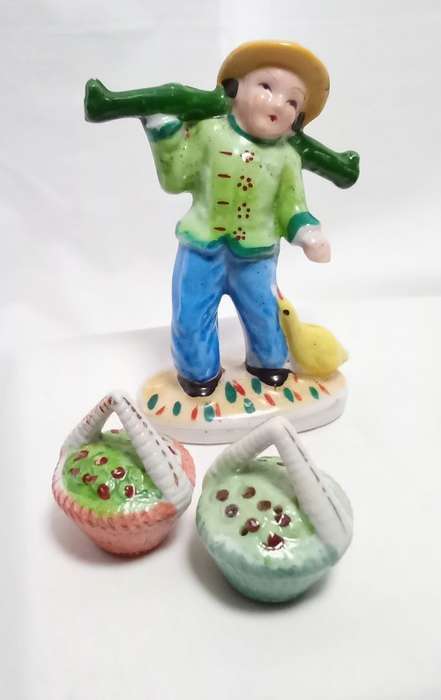 1940`s Occupied Japan Vintage Salt & Pepper Shakers - Asian Man w/Baskets