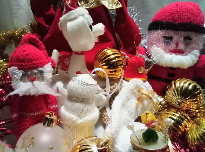 Christmas! A few vintage goodies in this lot!