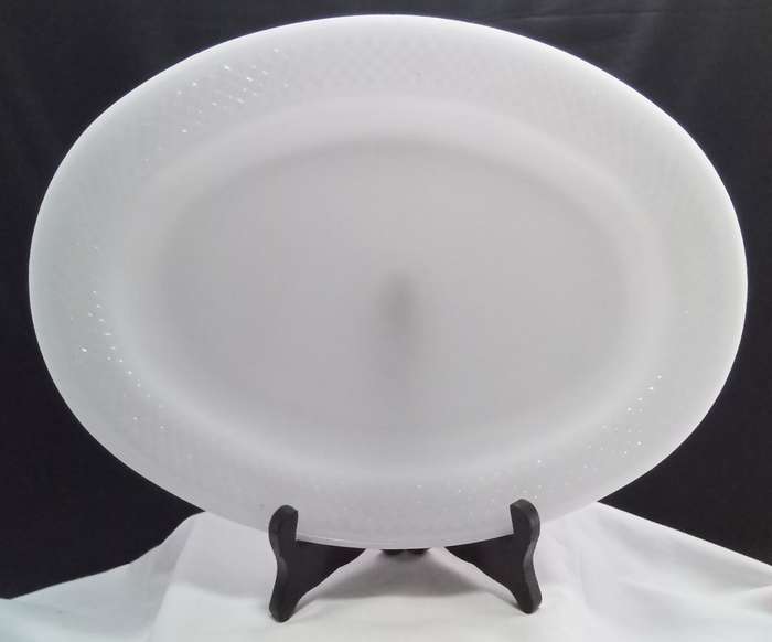 Beautiful Vintage Federal oval milk glass plate