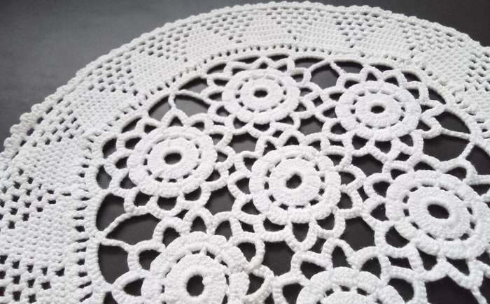 Beautiful Crocheted doily - about 23cms across