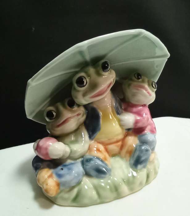 Most gorgeous little frogs under an umbrella!