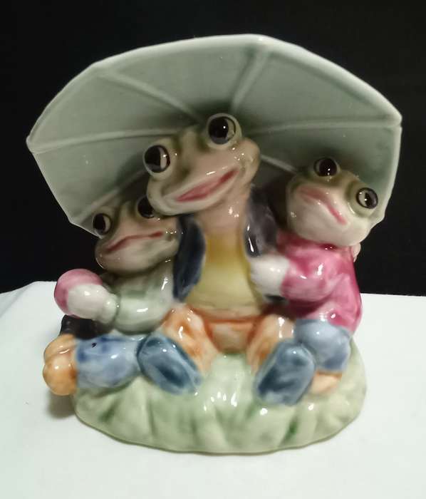Most gorgeous little frogs under an umbrella!