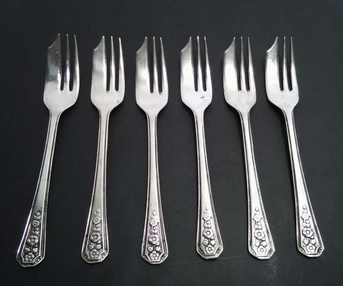 Six pretty vintage EPNS cake forks