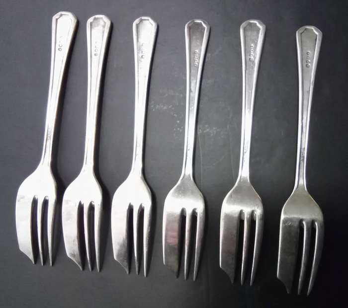 Six pretty vintage EPNS cake forks