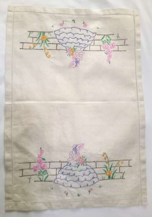 Beautiful embroidered vintage tray cloth cloth