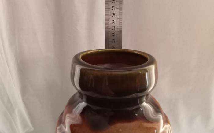 Stunning vintage vase in excellent condition