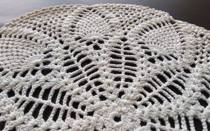 Lovely off-white crocheted doily - 26cms across