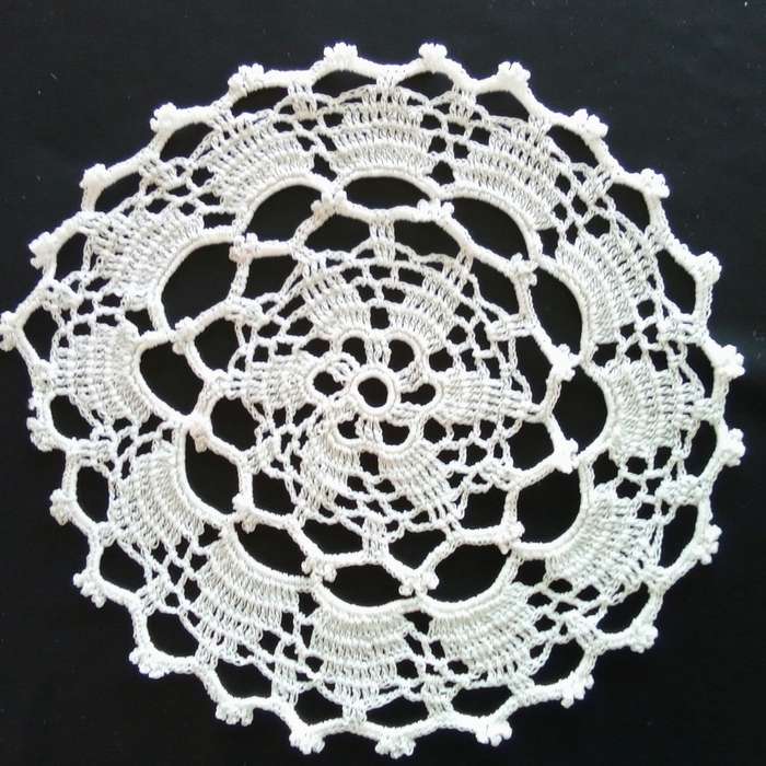Lovely vintage doilies 22cms across
