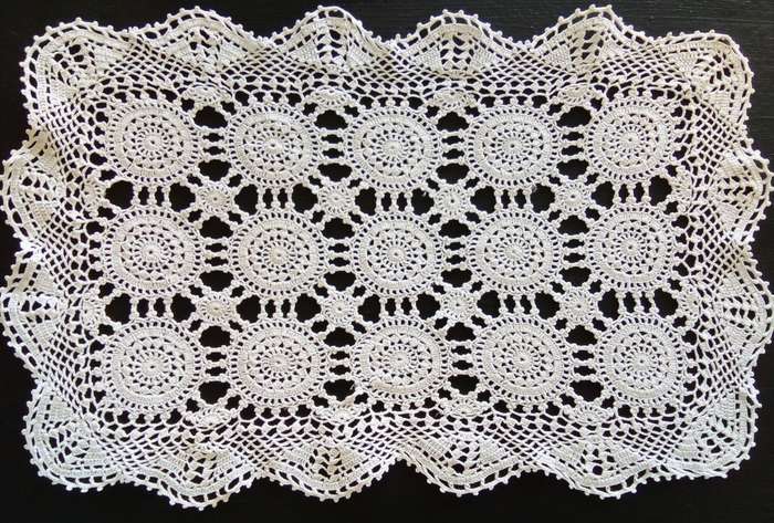 Stunning Vintage crocheted tray cloth - About 40cms across