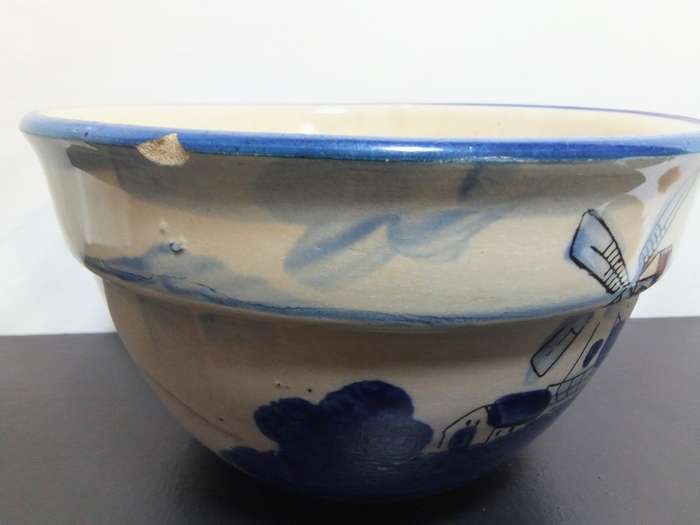Antique hand painted (believed to be Delft) bowl