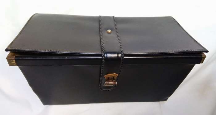Stunning vintage little case in good condition