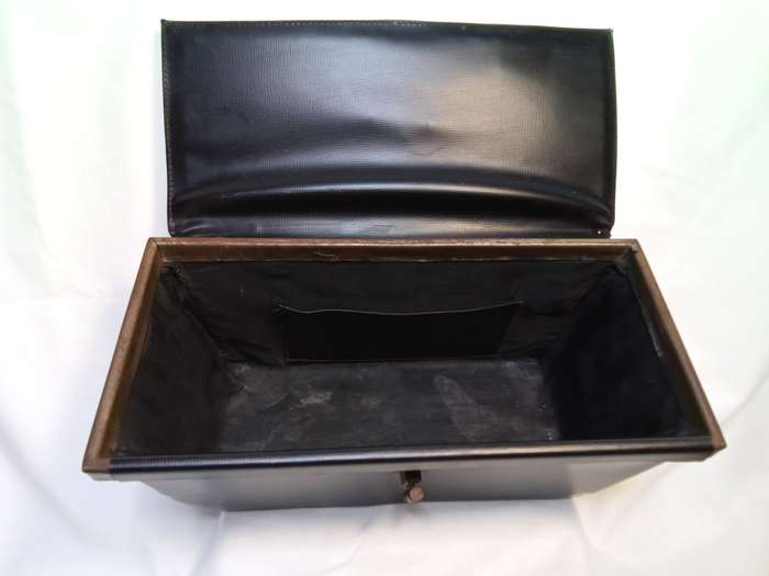 Stunning vintage little case in good condition