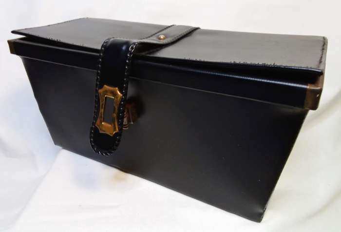 Stunning vintage little case in good condition