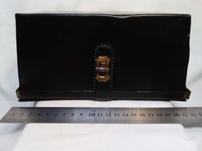 Stunning vintage little case in good condition