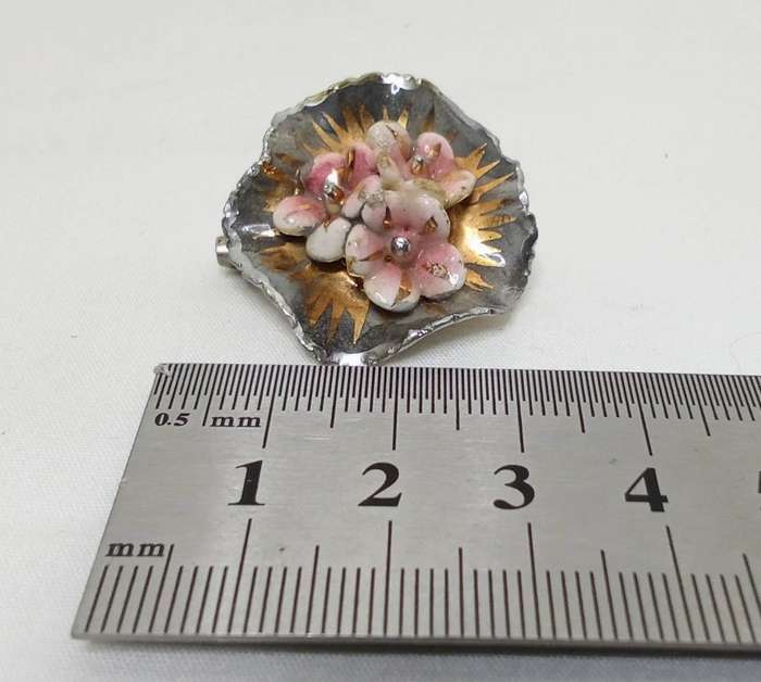 Very pretty tiny vintage porcelain brooch