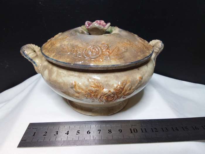 Adorable very old small casserole dish with oid
