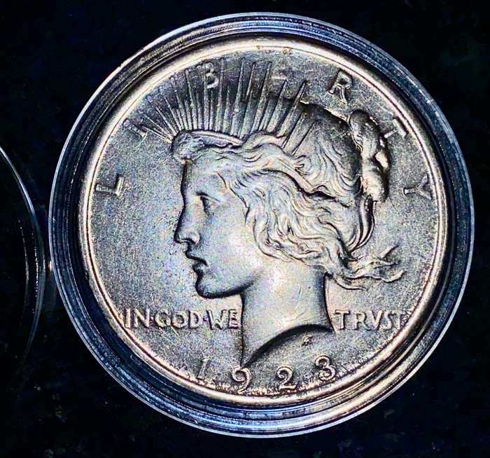 U S A SILVER 1 DOLLAR - 1923 PEACE DOLLAR - PHILADELPHIA MINT - GOOD CONDITION IN CAPSULE