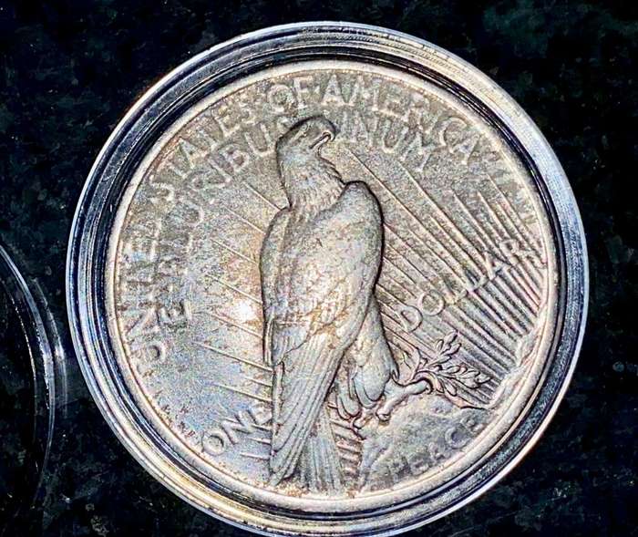 U S A SILVER 1 DOLLAR - 1923 PEACE DOLLAR - PHILADELPHIA MINT - GOOD CONDITION IN CAPSULE