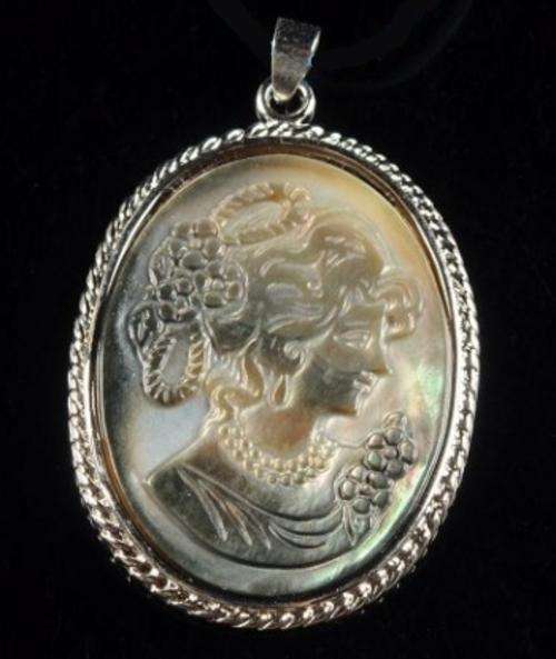 SHELL CAMEO LADY PENDANT