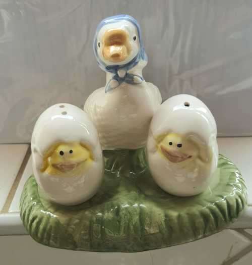 Cute Ceramic Mommy Duck with her Hatchlings Salt & Pepper on a Tray