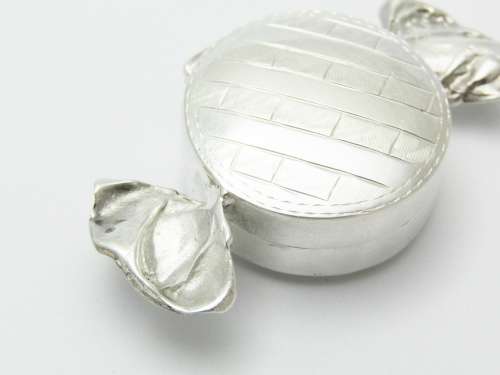 Beautiful UK Hallmarked  Sweetie Pillbox in Sterling Silver