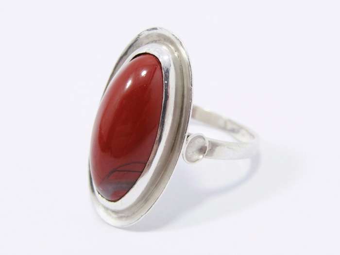 A Lovely Jasper Stone Ring in Sterling Silver.