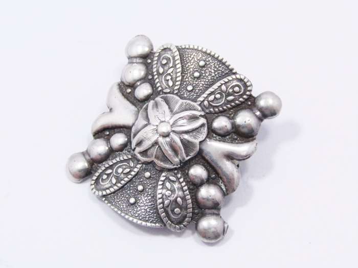 A Lovely Candida Style Vintage  Brooch in Sterling Silver