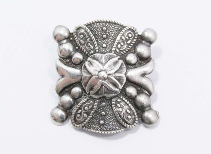 A Lovely Candida Style Vintage  Brooch in Sterling Silver