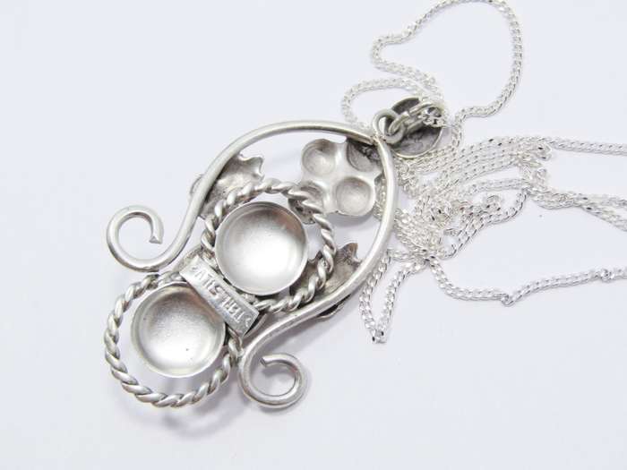 A Beautiful Vintage Design Art Glass Pendant On Chain in Sterling Silver.