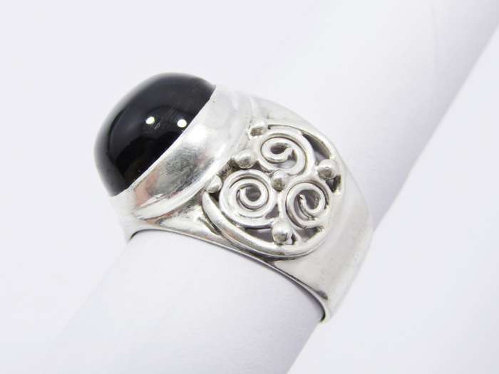 A Gorgeous Cabochon Honey Citrine Ring in Sterling Silver.
