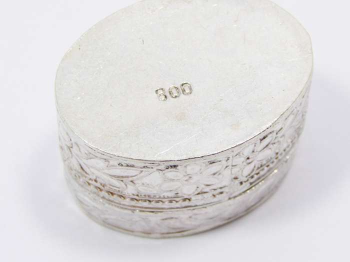 Beautiful Vintage Flower Design Oval 800 Silver Pillbox