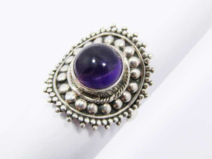 A Lovely Chunky Cabochon Amethyst Ring in Sterling Silver.