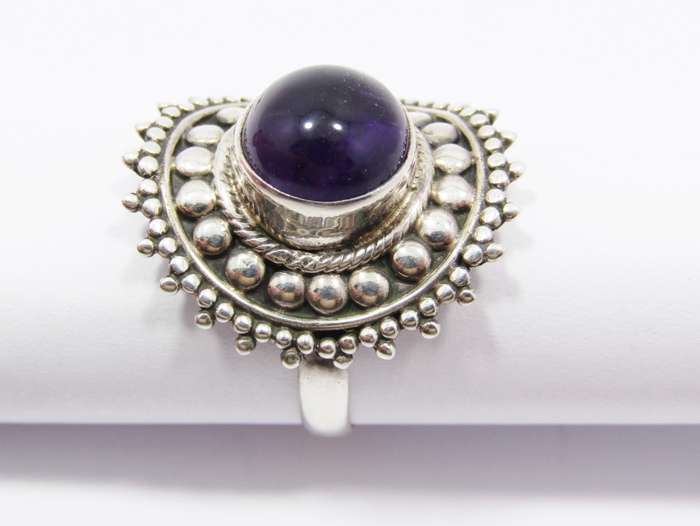 A Lovely Chunky Cabochon Amethyst Ring in Sterling Silver.