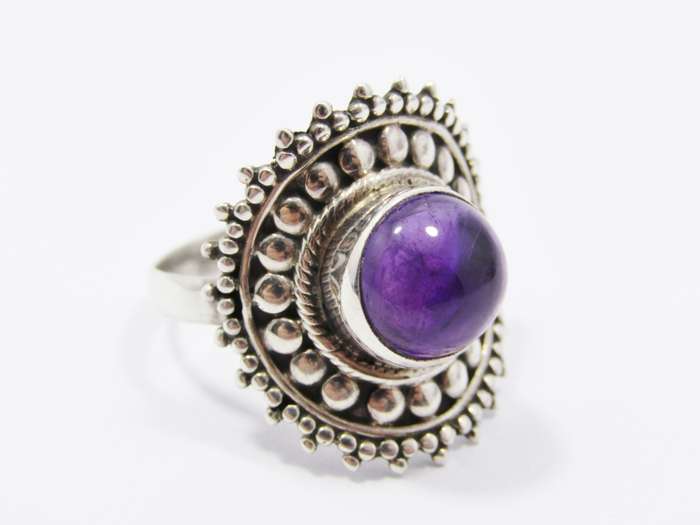 A Lovely Chunky Cabochon Amethyst Ring in Sterling Silver.