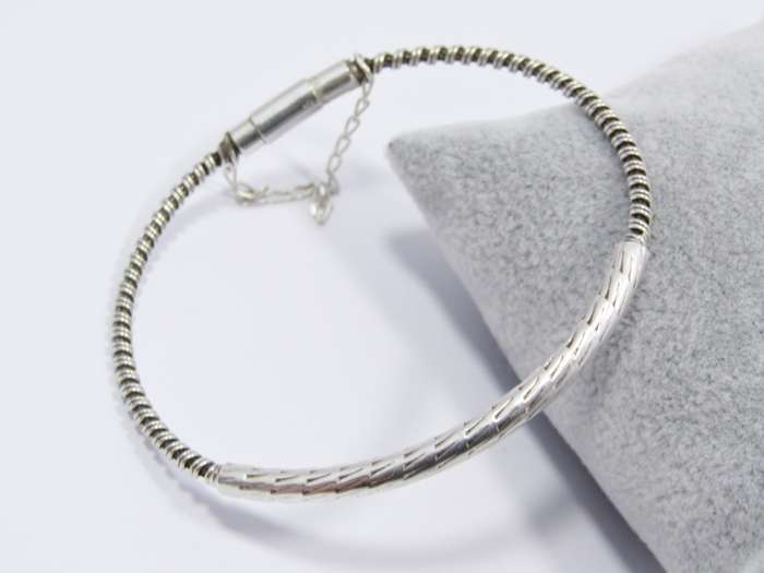 A Stunning Wire Design Bangle With a Magnetic Clasp in Sterling Silver