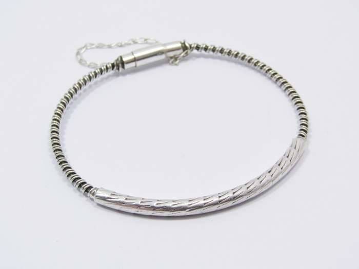 A Stunning Wire Design Bangle With a Magnetic Clasp in Sterling Silver