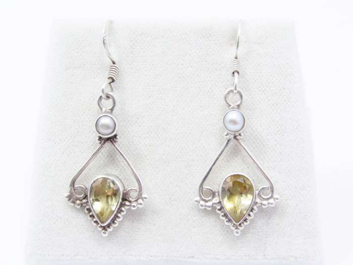 A Beautiful Pair of Pearl and Citrine Dangling Earrings in Sterling Silver.