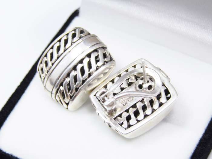 A Gorgeous Pair of Stud Earrings in Sterling Silver.