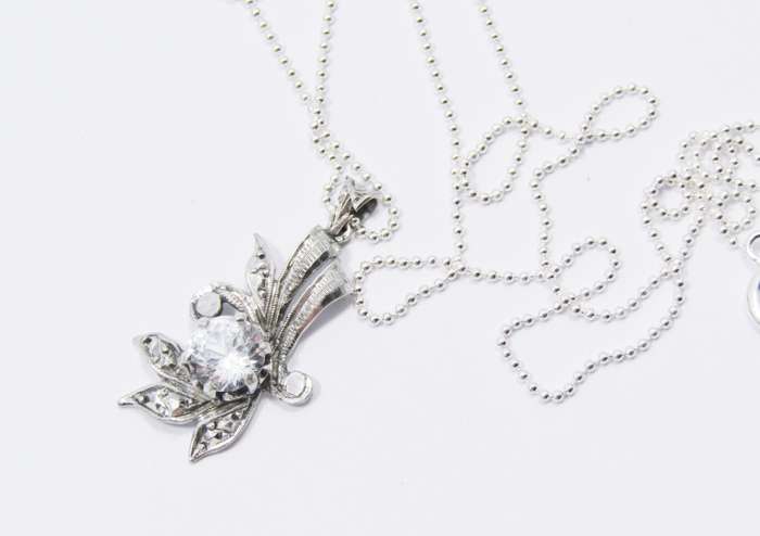 A Very Pretty Vintage Design Pendant With a Clear Paste Stone on Chain in Sterling Silver.